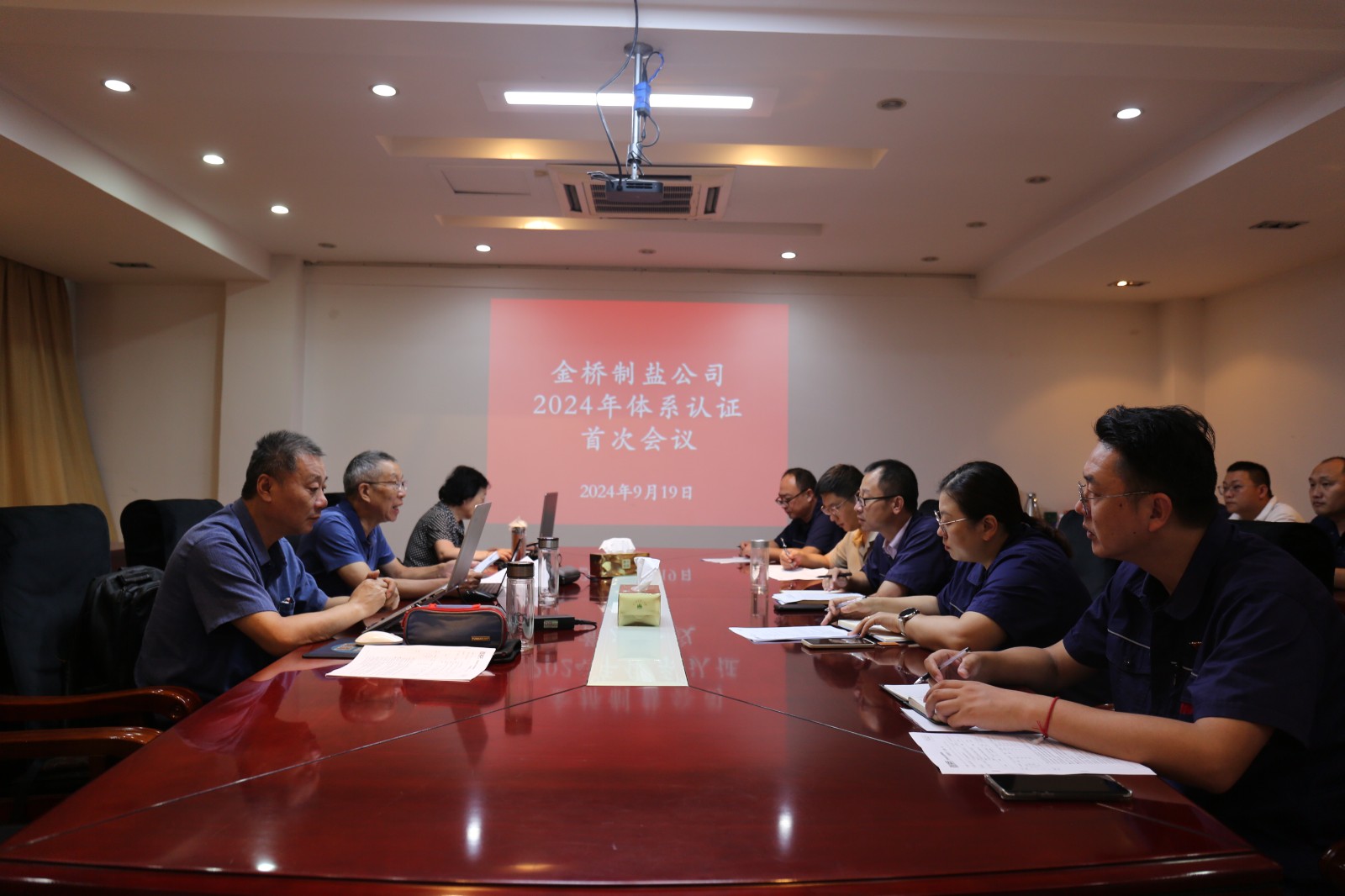 近日，金橋制鹽公司通過北京世標(biāo)認(rèn)證中心審核，給予食品安全管理體系、環(huán)境管理體系和職業(yè)健康安全管理體系認(rèn)證“保持認(rèn)證資格”的監(jiān)督審核結(jié)論，給予質(zhì)量管理體系認(rèn)證“再次注冊”的再認(rèn)證審核結(jié)論。通過審核，是對公司精細(xì)化管理成果的檢驗，促進(jìn)公司內(nèi)控管理水平持續(xù)提升。（李曉月）