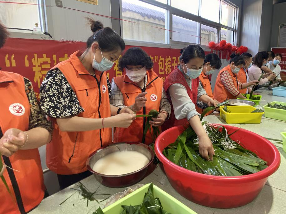 青口供電所黨支部聯(lián)合生產(chǎn)生活服務(wù)中心分會(huì)、黃沙坨社區(qū)，共同舉辦“悠悠艾草香 濃濃端午情”系列活動(dòng)。.png
